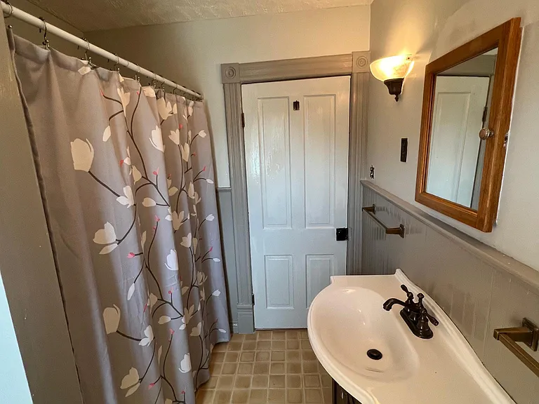 1117 W 2nd St #2 — Photo 5