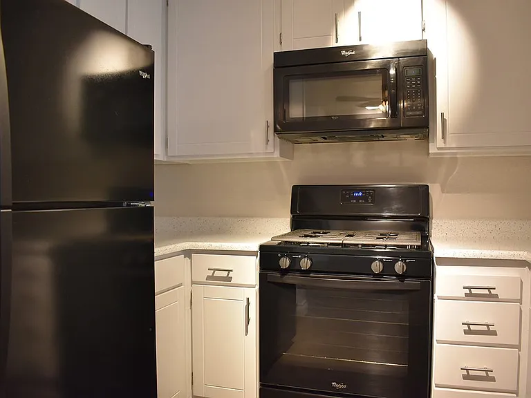 Encino Palms Apartments — Photo 16