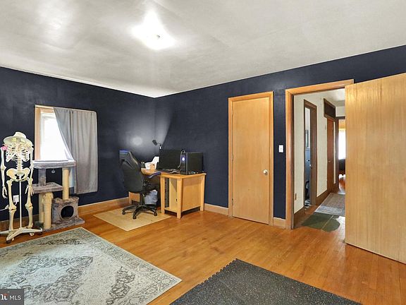 4th image of 132 Windsor St
