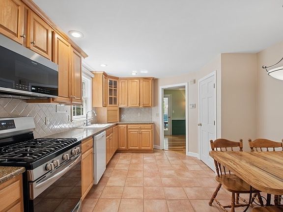 5th image of 408 Whitney St