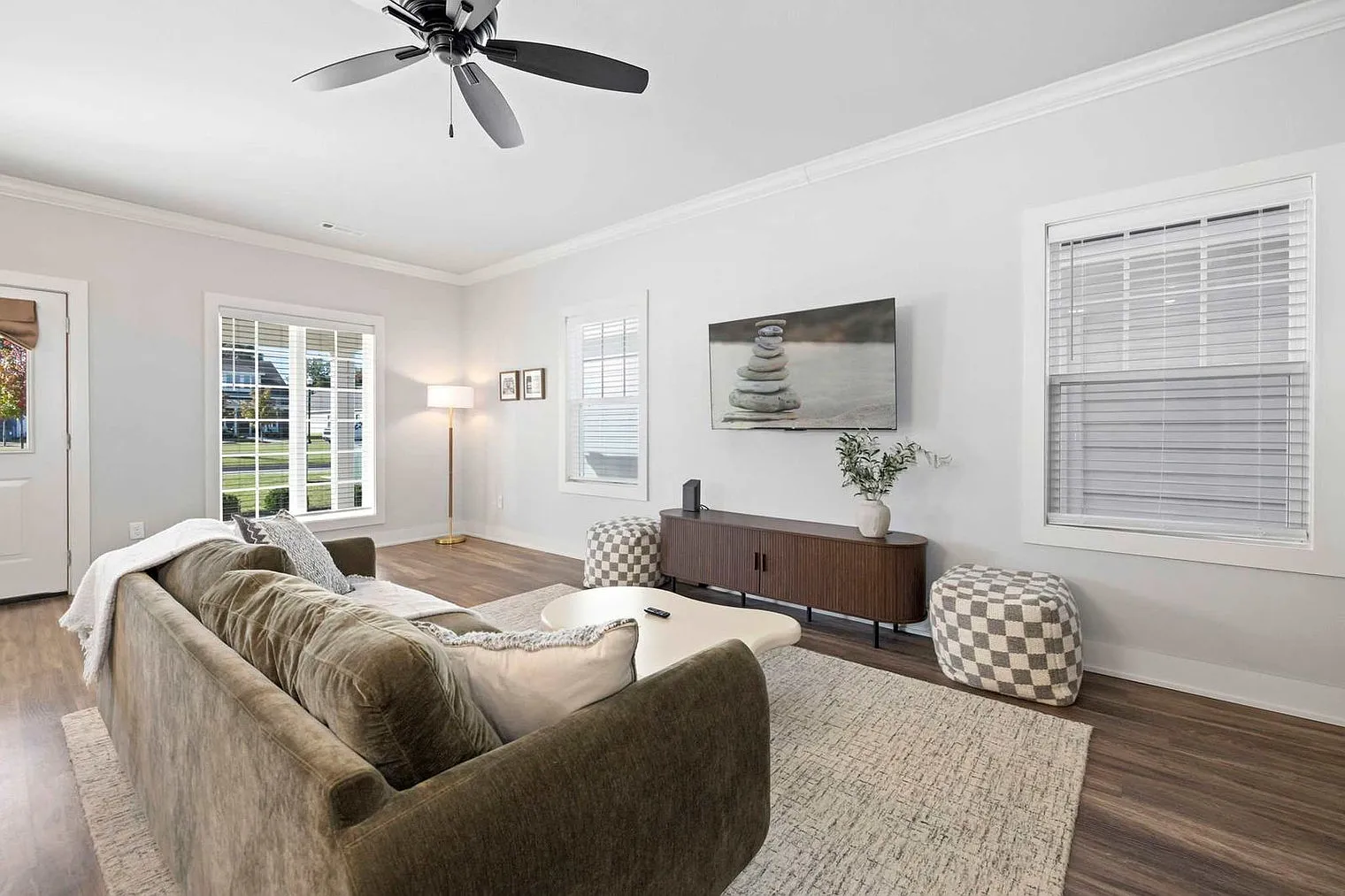 3 bed, 2.0 bath, 1722 sqft, $5,424 — Photo 2