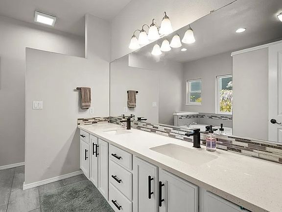5th image of 15812 NE 18th Ct