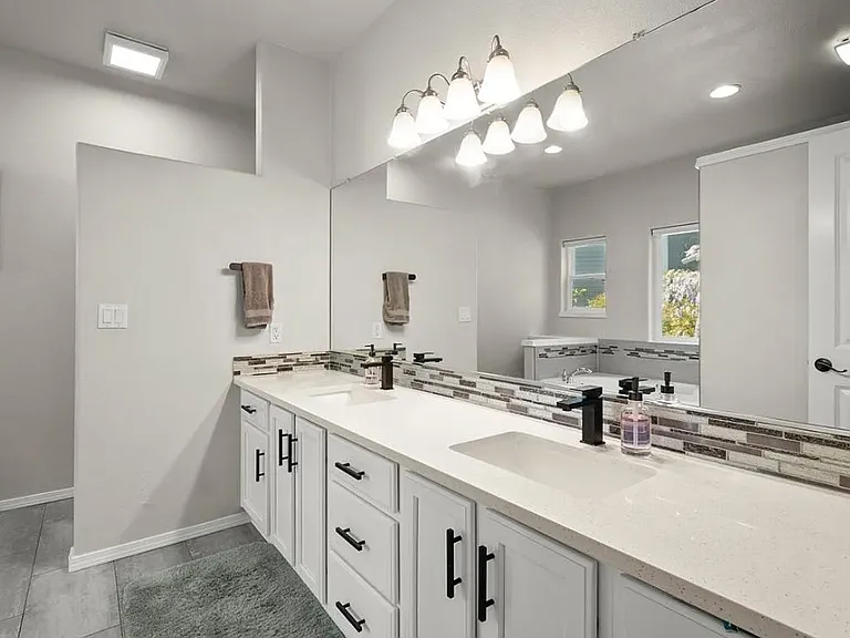 15812 NE 18th Ct — Photo 5