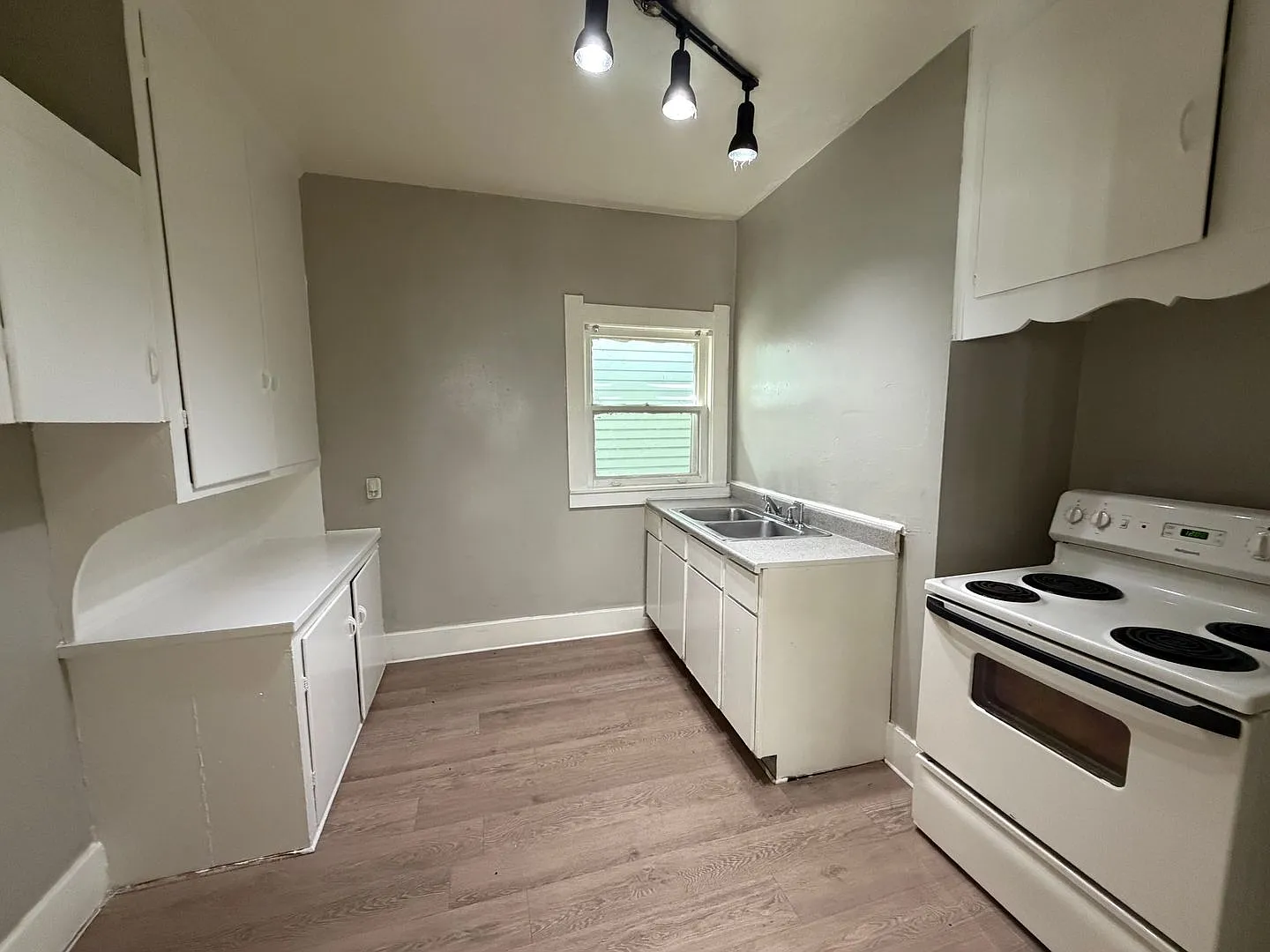 Charming 2-Bedroom Home Near Five Points — Photo 4