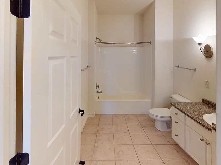 Delafield Lakes Apartments — Photo 16