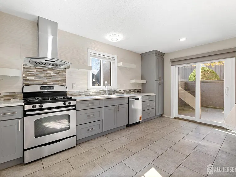 496 Westgate Dr — Photo 17
