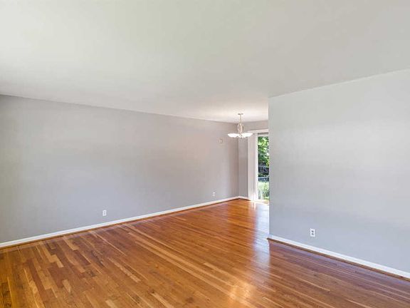 4th image of 2989 Montezuma Dr