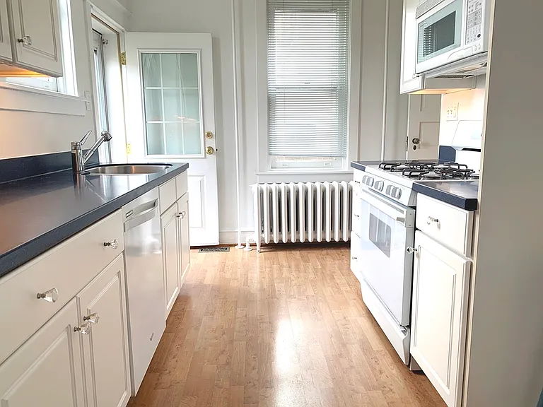 2413 W 16th St — Photo 10