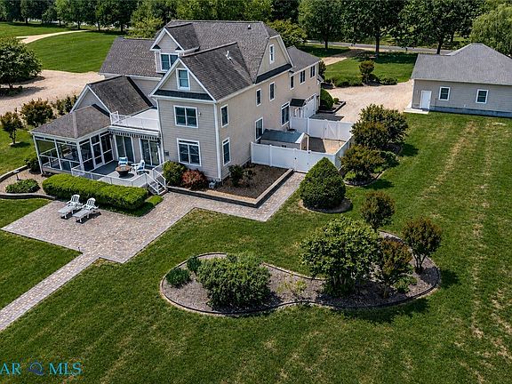 4th image of 310 Old Point Rd