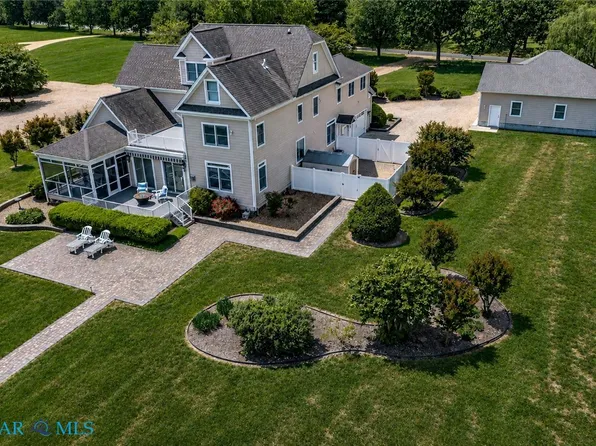 310 Old Point Rd, White Stone, VA 22578