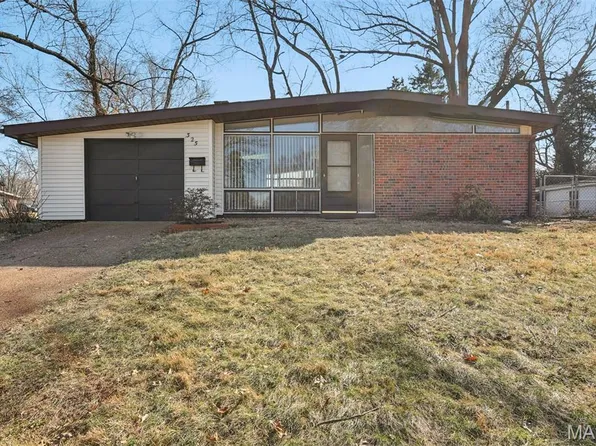 325 Holiday Hill Dr, Florissant, MO 63033