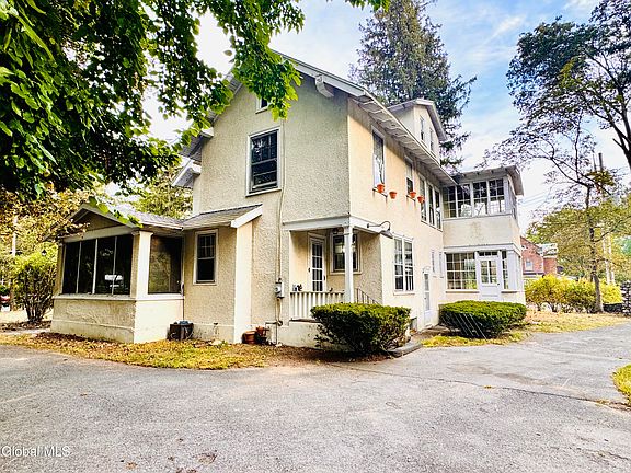 5th image of 989 Balltown Road