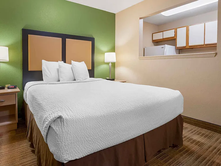 Deluxe Studio - 1 Queen Bed