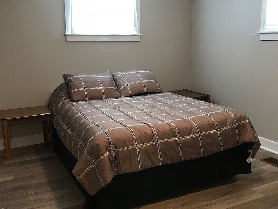 2nd image of 208 1/2 E Pine St