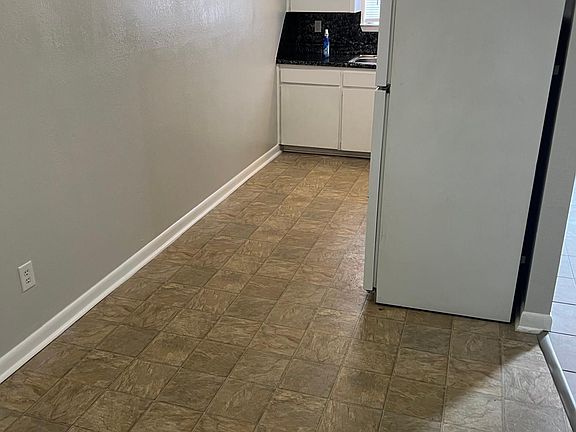 5th image of 309 E Avenue A #A