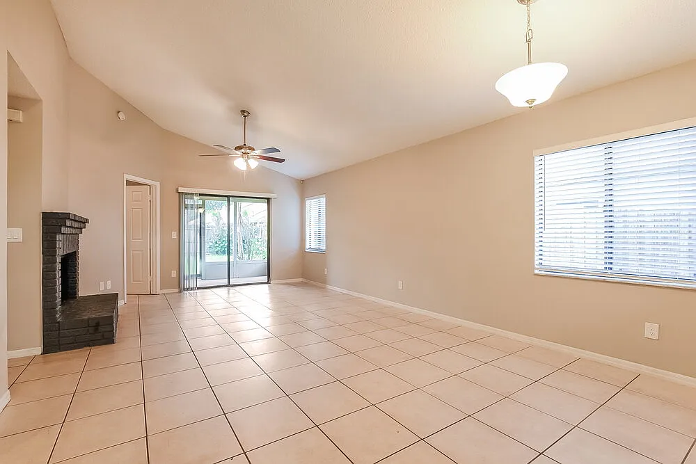 3 bed, 2.0 bath, 1179 sqft, $2,085 — Photo 3