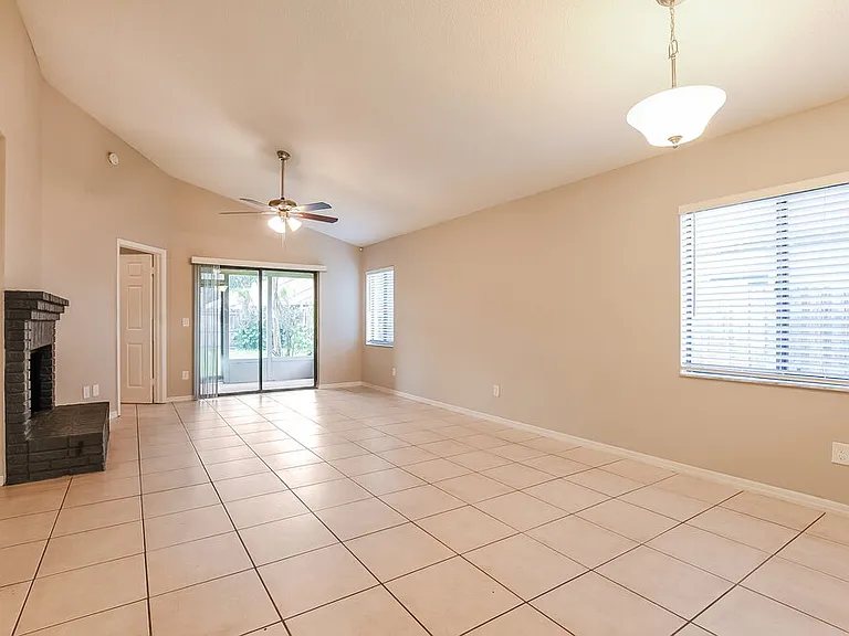 1003 Vernon Loop — Photo 3