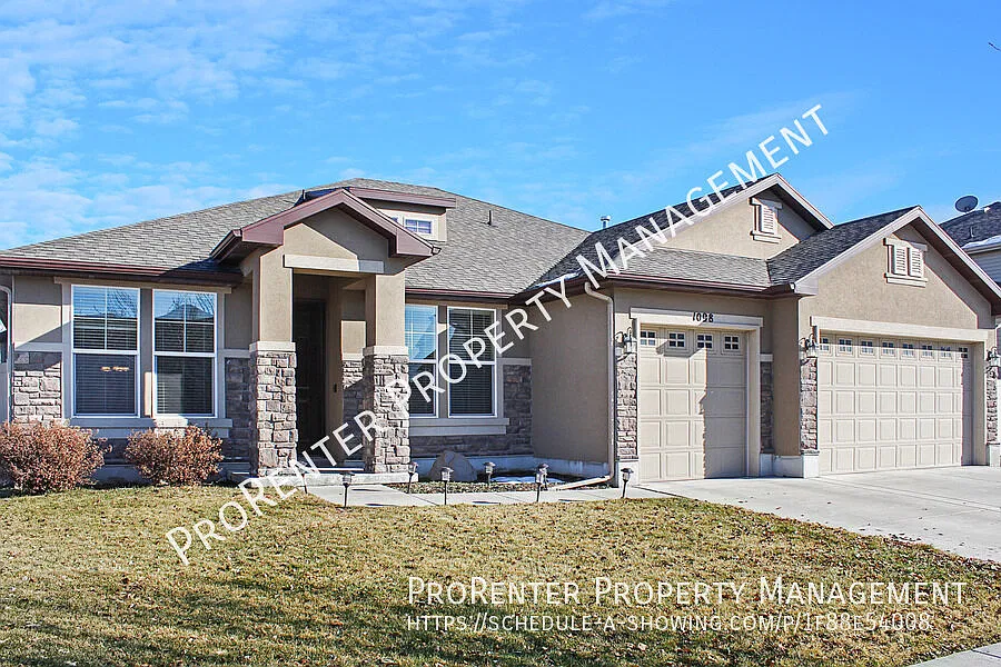 Spacious 3 Bed, 2 Bath Foxboro North Home — Photo 1
