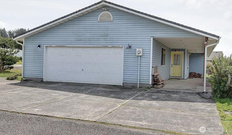 2nd image of 816 325th Street