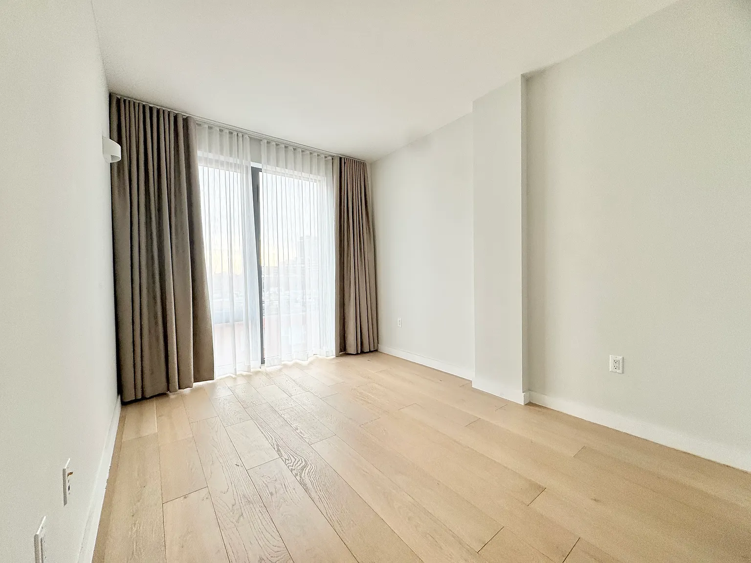 2 bed, 700 sqft, $3,850 — Photo 2
