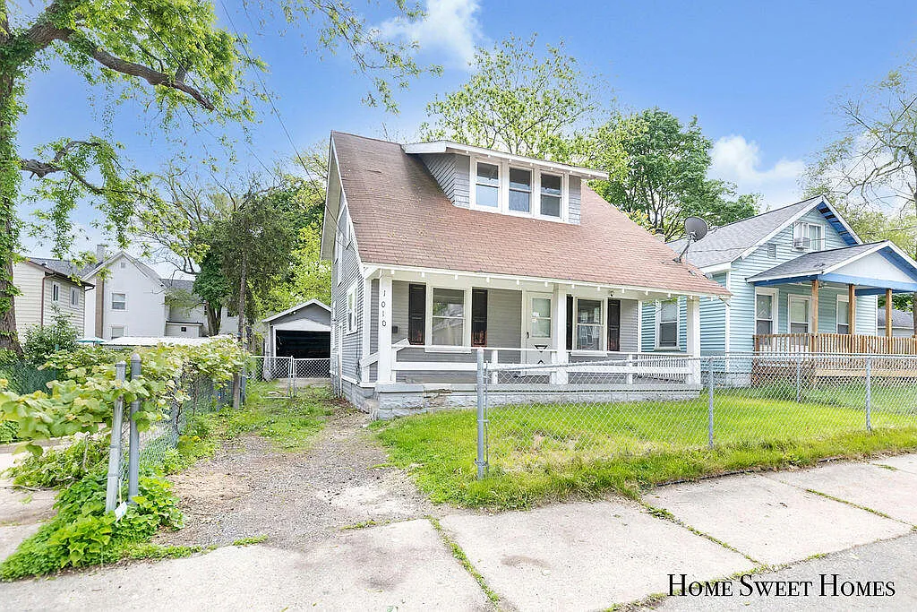 1010 Gibson Pl SE photo 1