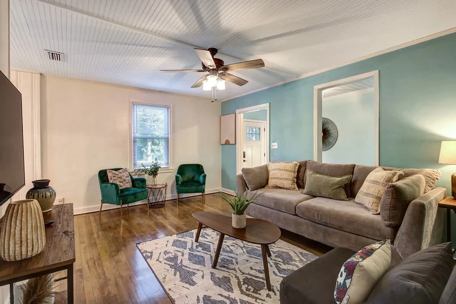 2 bed, 1.0 bath, 893 sqft, $2,327 — Photo 4