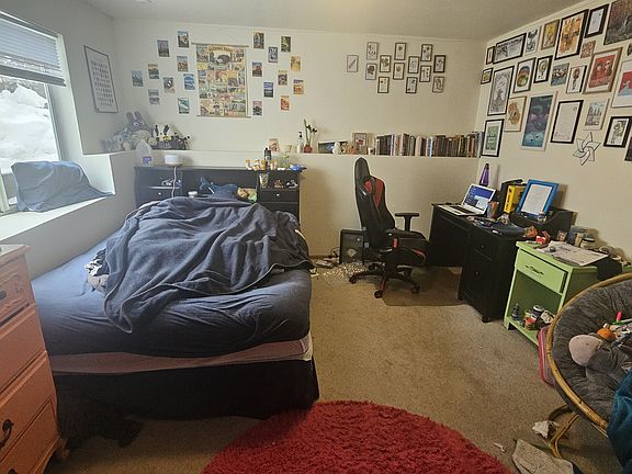 Bedroom, queen bed for reference