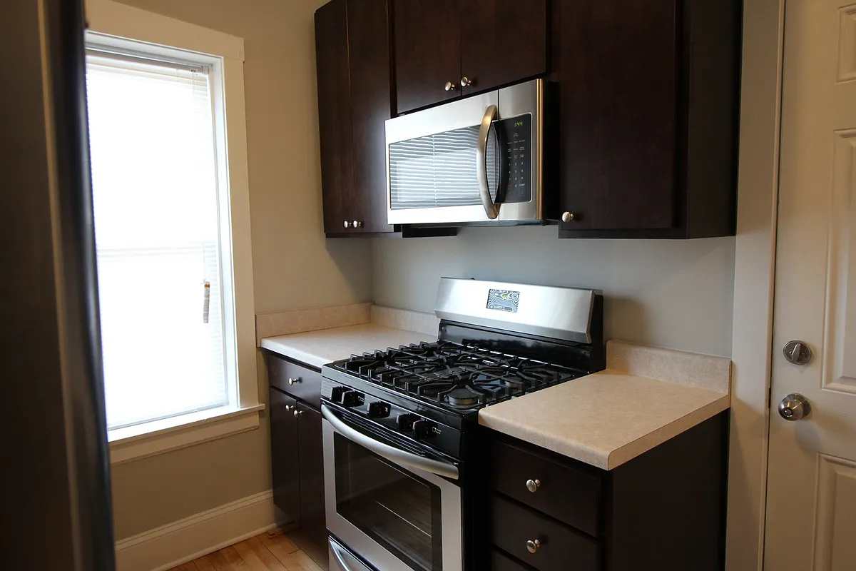 Building Photo - 4411 N La Crosse Ave #2