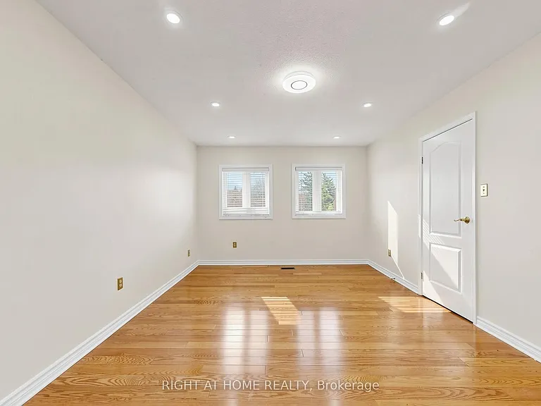 86 Howlett Ave — Photo 28