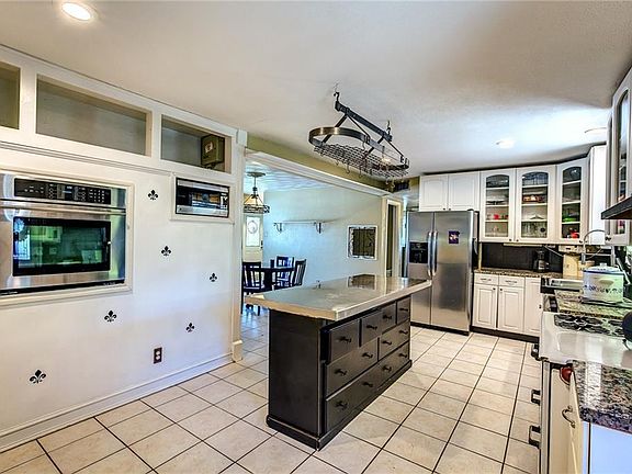 5th image of 260 Crestwood Cir