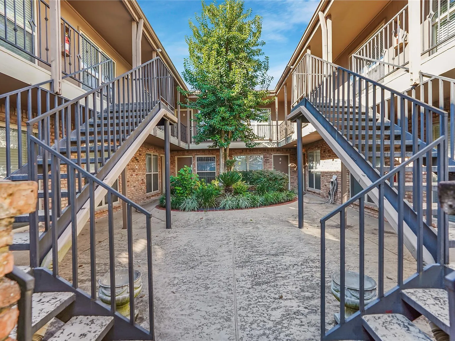 2 bed, 1.0 bath, 846 sqft, $1,450 — Photo 1