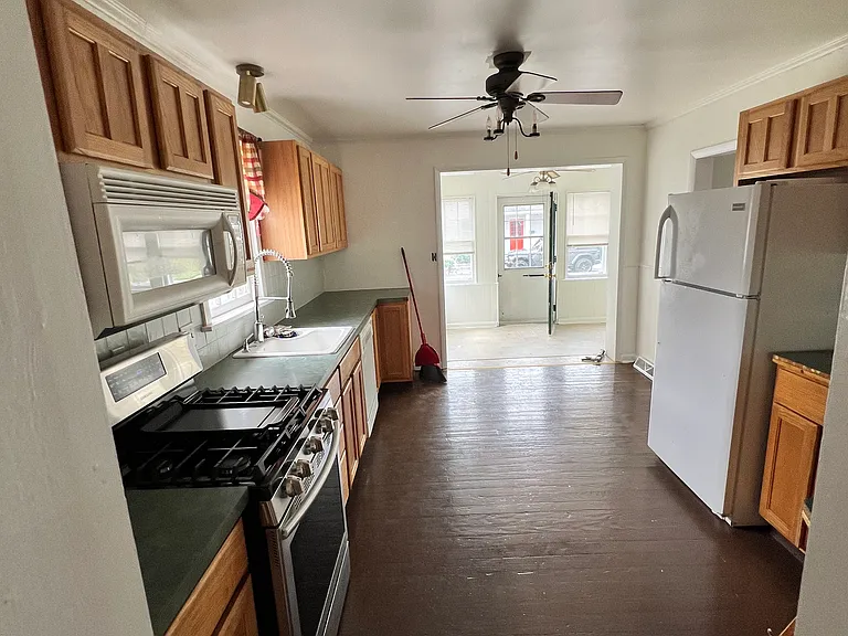306 Park Cir — Photo 4