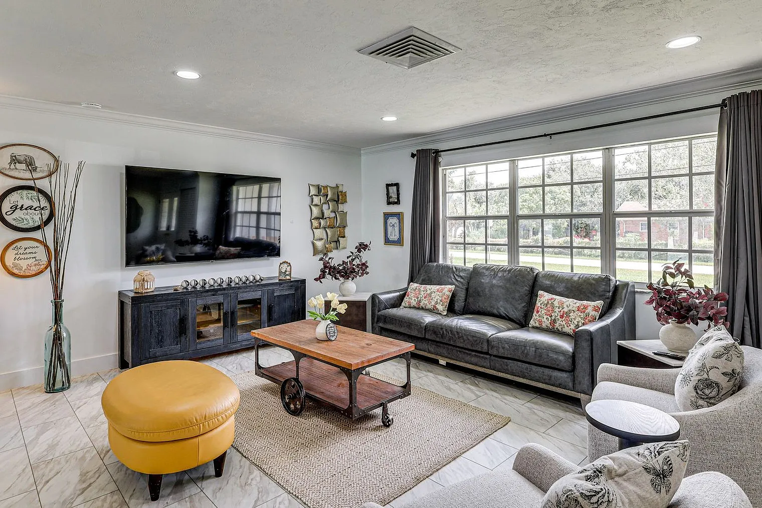 3 bed, 2.0 bath, 1722 sqft, $4,257 — Photo 1