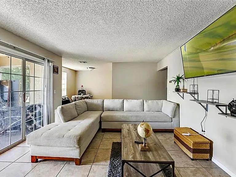 4150 Versailles Dr #D — Photo 4