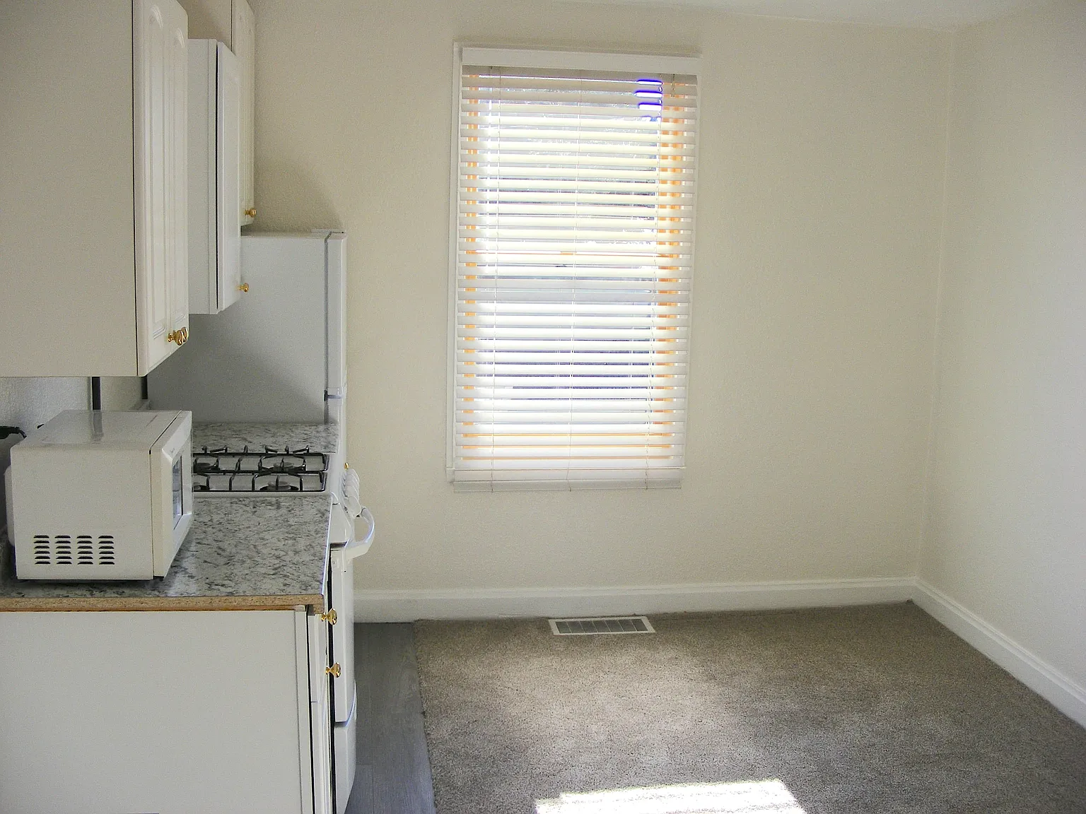 Studio, $895 — Photo 3