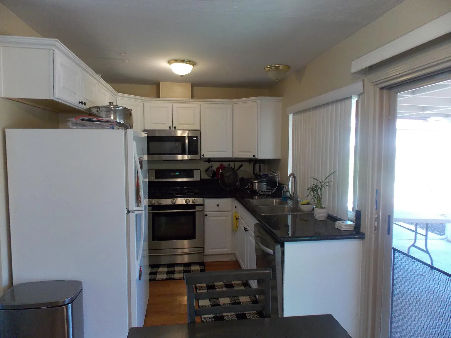 2 bed, 768 sqft, $3,275 — Photo 2