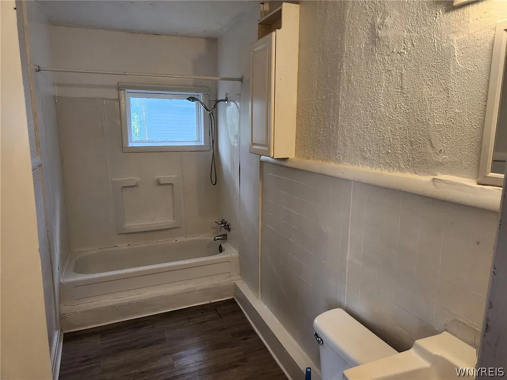 2 bed, 1.0 bath, 2044 sqft, $1,200 — Photo 3