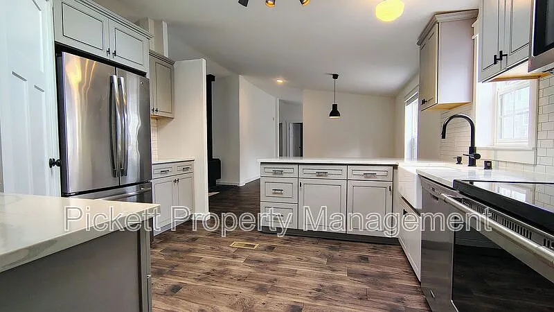 4 bed, 2.0 bath, 1782 sqft, $2,500 — Photo 2