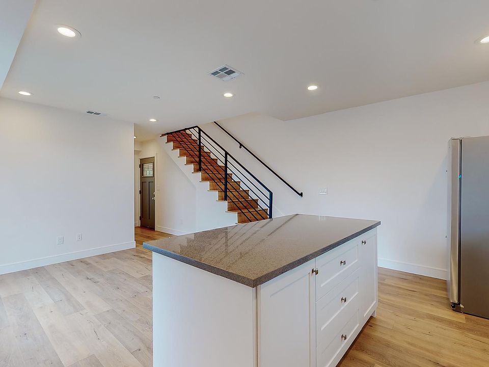 1st image of 532 1/4 N Wilton Pl