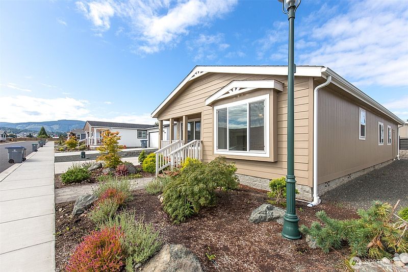 3rd image of 883 N Rock Rose Avenue