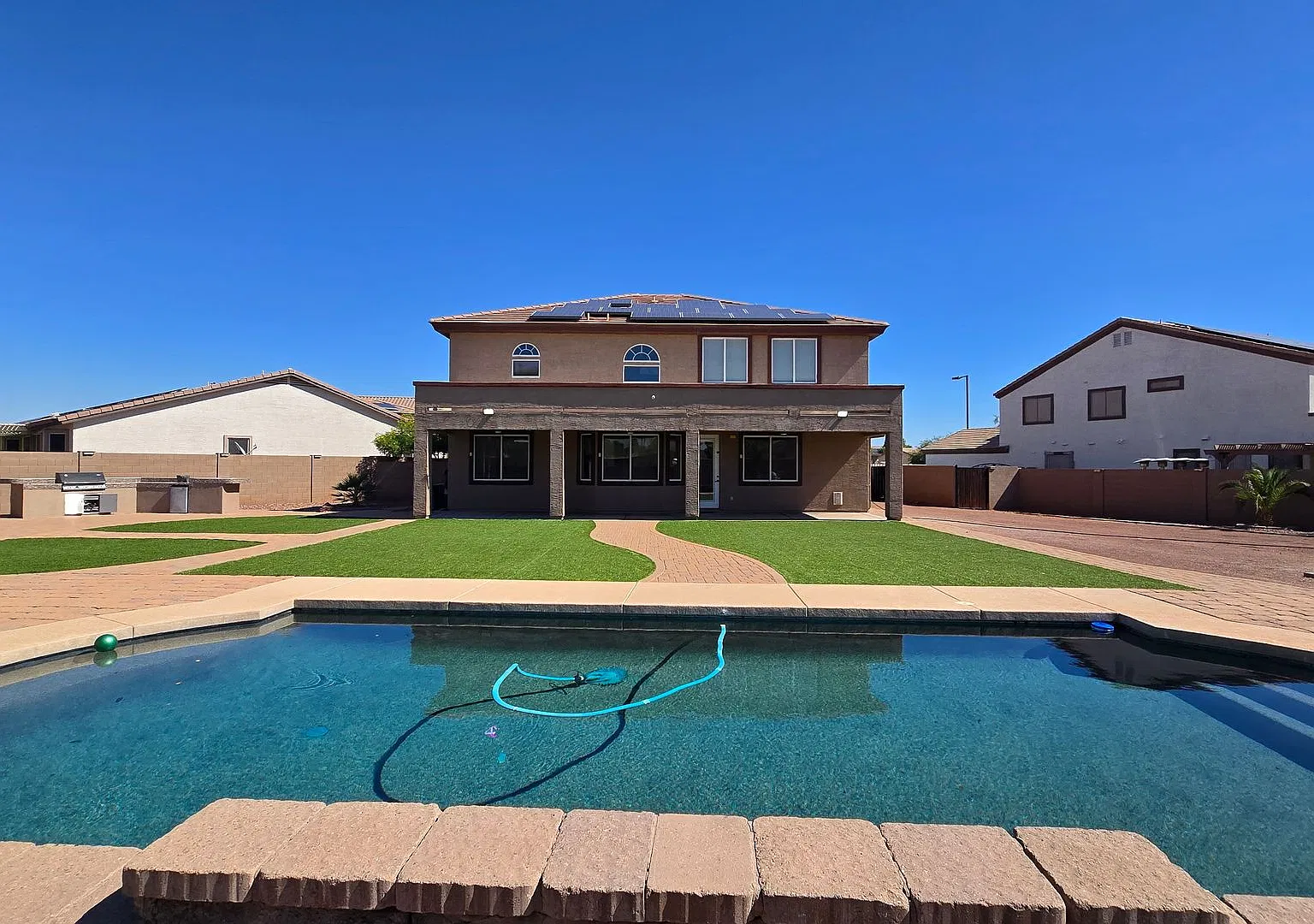 Amazing XXL Solar Home with Beautiful Sparkling Pool! Lots of space inside and out!! — Photo 1