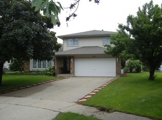 940 Apple Dr, Schaumburg, IL 60194