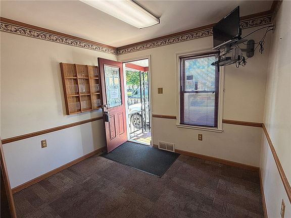 4th image of 601 4th Ave