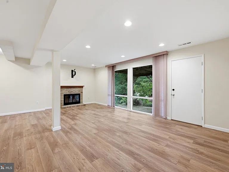 8811 Burbank Rd — Photo 36