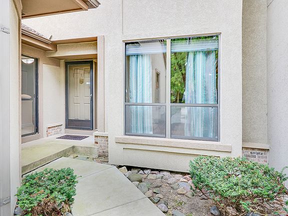 3rd image of 107 Chatsworth Cir
