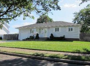 95 Forsythia Ln, North Babylon, NY 11703