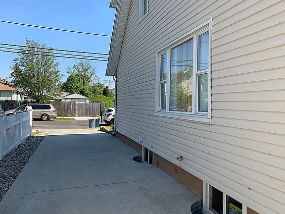 2nd image of 35 Lincoln Pl