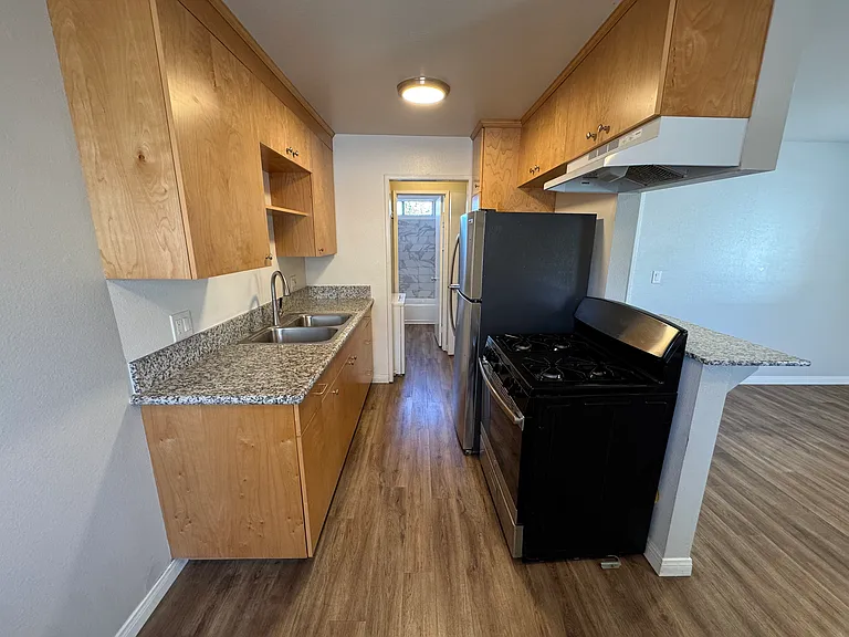 140 E 31st St #A — Photo 4