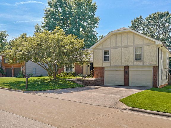 2nd image of 1028 E Manchester Drive