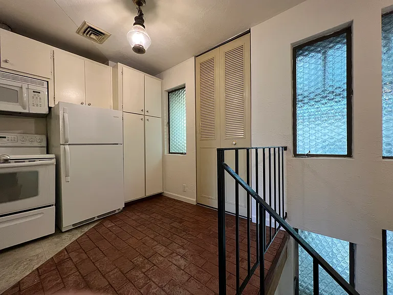 2541-2569 Le Conte Ave — Photo 24